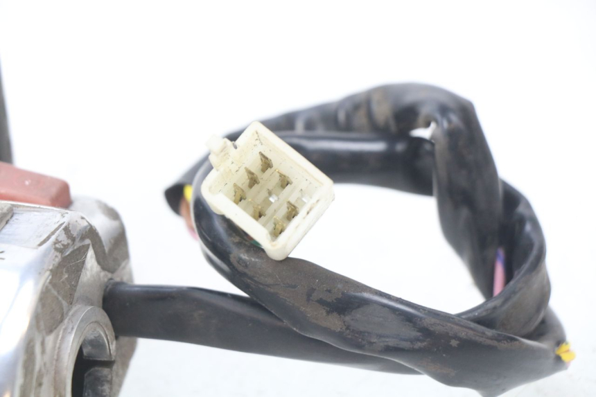 photo de CONMUTADOR DERECHA KYMCO SENTO 50 (2008 - 2013) - Detalles de los puntos de fijación