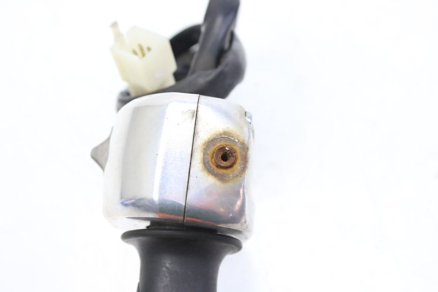 photo de INTERRUPTOR DERECHO KYMCO SENTO 100 (2008 - 2013) - Primer plano técnico