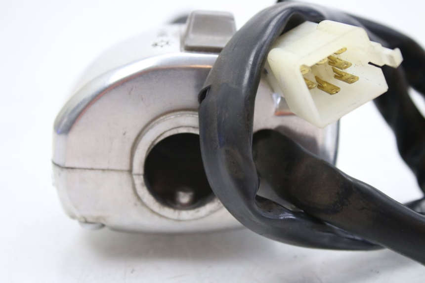 photo de INTERRUPTOR DERECHO KYMCO SENTO 100 (2008 - 2013) - Detalles de los puntos de fijación