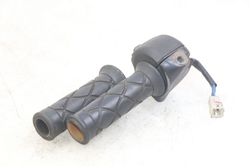 photo de INTERRUPTOR DERECHO MBK SKYLINER 125 (1998 - 2001) - Primer plano técnico