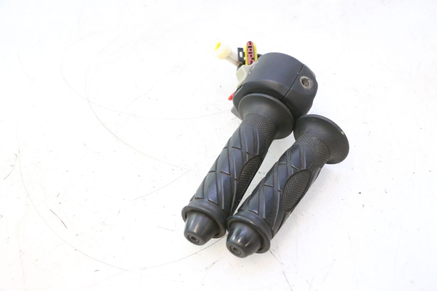 photo de CONMUTADOR DERECHA RIDE SLASH 2T 50 (2012 - 2014) - Detalles de los puntos de fijación