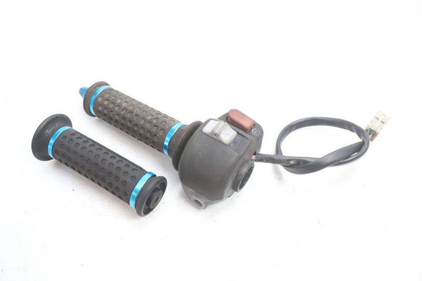 photo de INTERRUPTOR DERECHO PEUGEOT SPEEDFIGHT LC 50 (1996 - 2002) - Primer plano técnico
