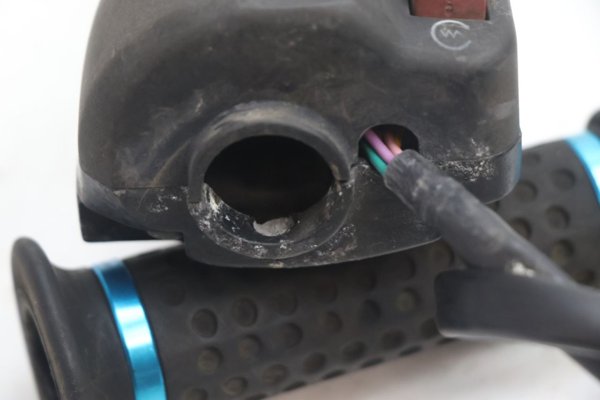 photo de INTERRUPTOR DERECHO PEUGEOT SPEEDFIGHT LC 50 (1996 - 2002) - Detalles de los puntos de fijación