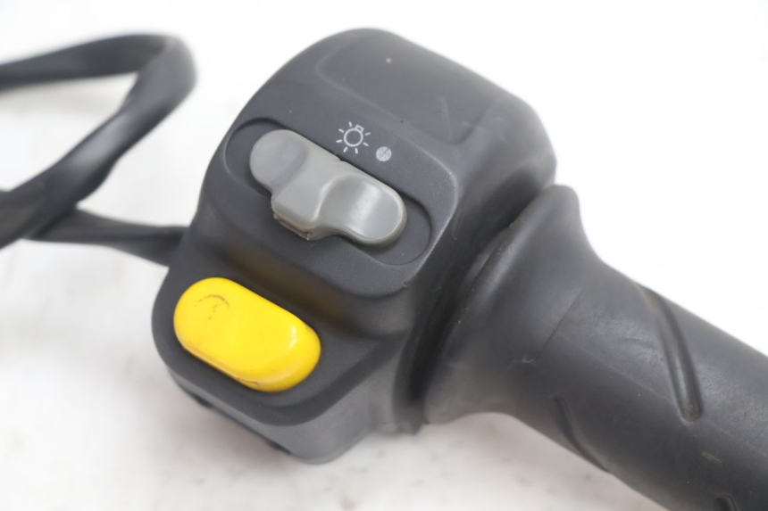 photo de INTERRUPTOR DERECHO PEUGEOT SPEEDFIGHT LC 50 (1996 - 2002) - Detalle de la pieza