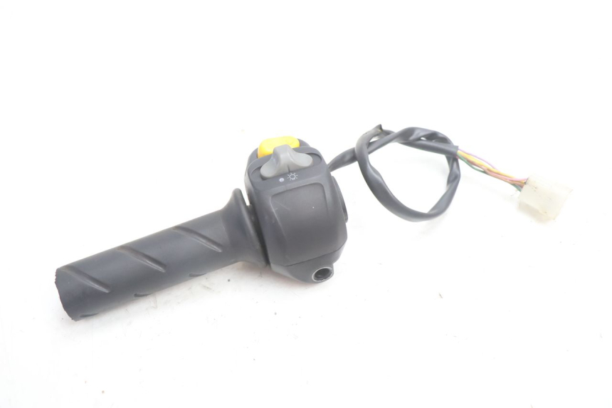 photo de INTERRUPTOR DERECHO PEUGEOT SPEEDFIGHT LC 50 (1996 - 2002) - Primer plano técnico