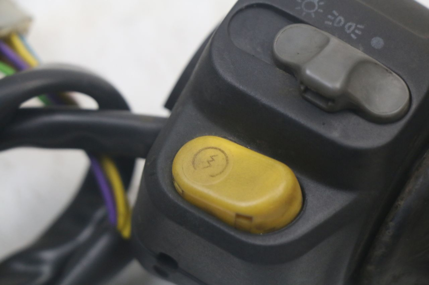 photo de INTERRUPTOR DERECHO PEUGEOT SPEEDFIGHT 100 (1997 - 2007) - Otra perspectiva