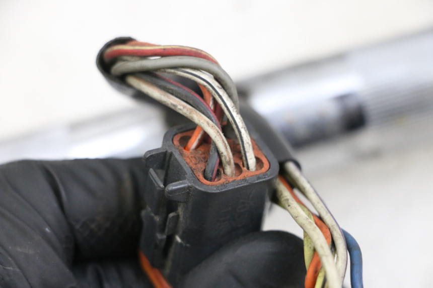 photo de CONMUTADOR DERECHA HARLEY DAVIDSON SPORTSTER XL CUSTOM 1200 (2003 - 2004) - Estado de la superficie y material