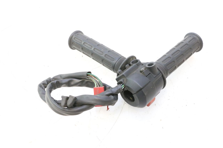 photo de CONMUTADOR DERECHA HONDA ST PAN EUROPEAN 1100 (1990 - 2002) - Primer plano técnico