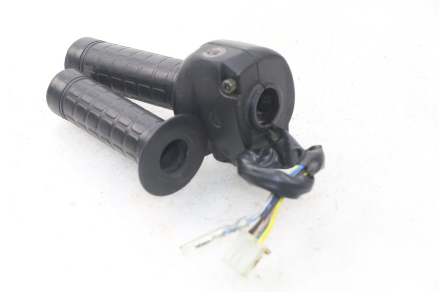 photo de CONMUTADOR DERECHA FYM STRADA 50 (2007 - 2014) - Primer plano técnico