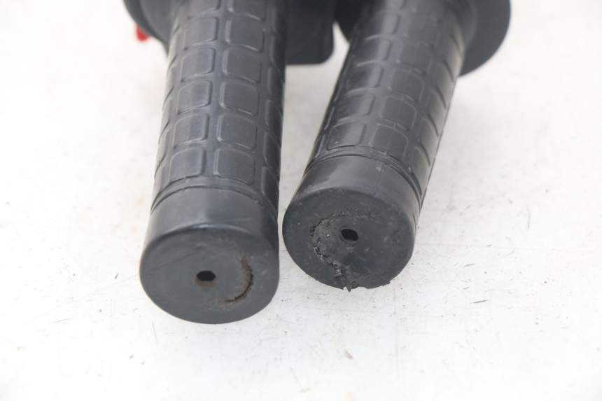 photo de CONMUTADOR DERECHA FYM STRADA 50 (2007 - 2014) - Detalles de los puntos de fijación