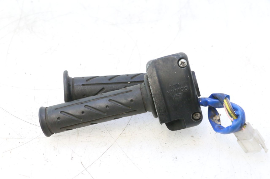 photo de CONMUTADOR DERECHA KYMCO SUPER 8 2T 50 (2007 - 2013) - Detalles de los puntos de fijación