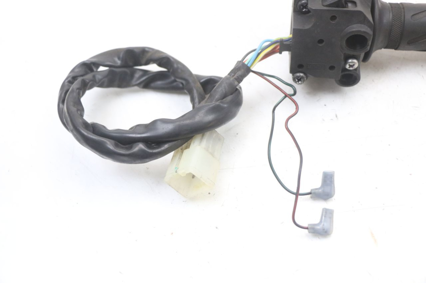 photo de CONMUTADOR DERECHA SUZUKI BURGMAN 125 (2018 - 2021) - Detalles de los puntos de fijación