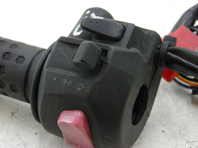 photo de CONMUTADOR DERECHA SYM GTS 125 (2005 - 2008) - Detalles de los puntos de fijación