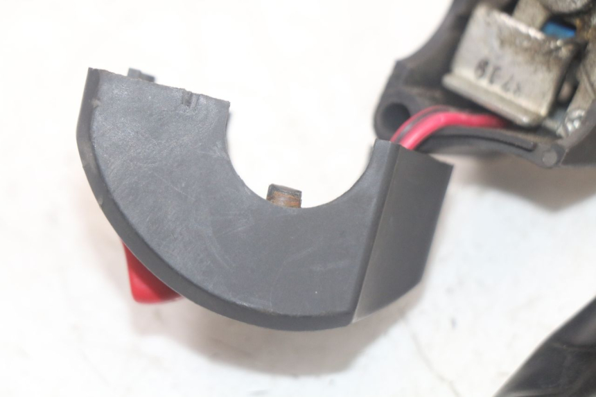 photo de INTERRUPTOR DERECHO YAMAHA TDM ABS 900 (2002 - 2014) - Primer plano técnico
