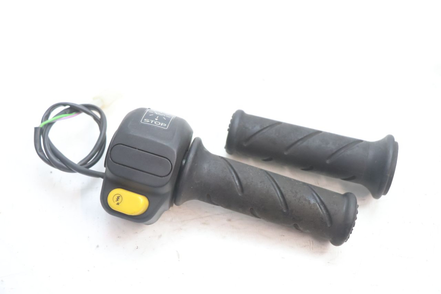photo de INTERRUPTOR DERECHO PEUGEOT TKR TREKKER FURIOUS 50 (2005 - 2014) - Vista principal