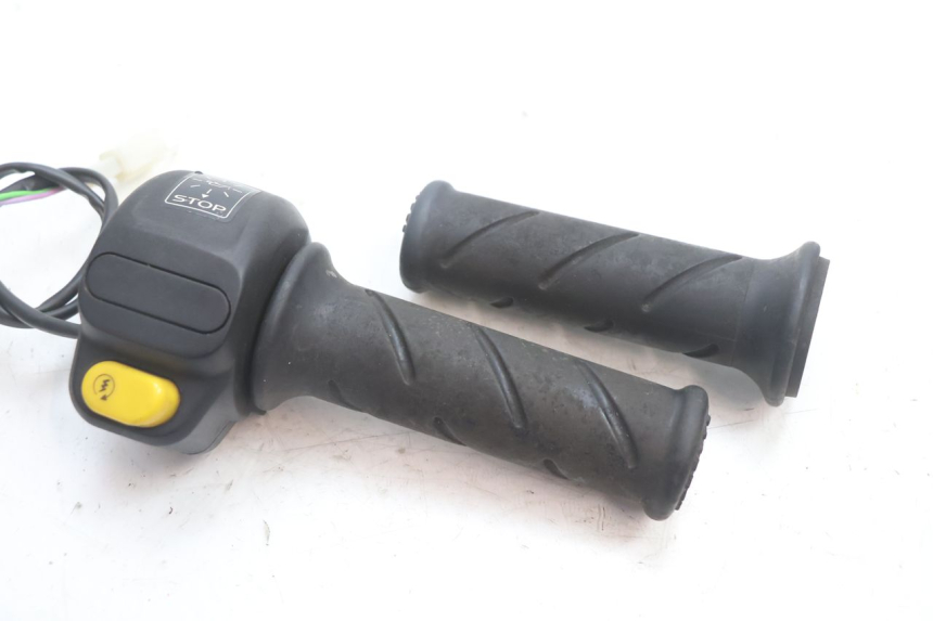 photo de INTERRUPTOR DERECHO PEUGEOT TKR TREKKER FURIOUS 50 (2005 - 2014) - Detalle de la pieza