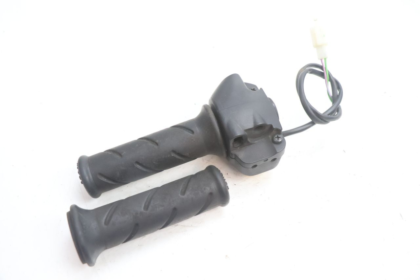 photo de INTERRUPTOR DERECHO PEUGEOT TKR TREKKER FURIOUS 50 (2005 - 2014) - Primer plano técnico