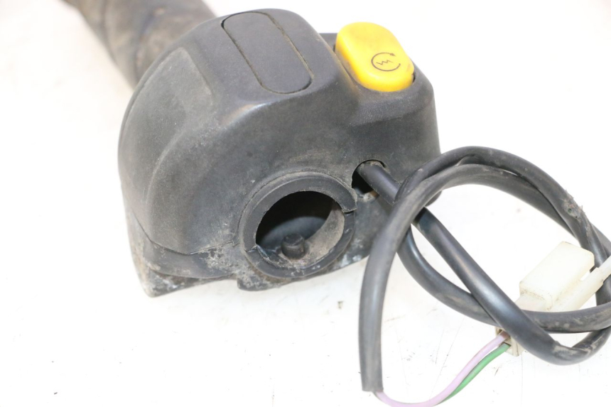 photo de INTERRUPTOR DERECHO PEUGEOT TKR TREKKER FURIOUS 50 (2005 - 2014) - Estado de la superficie y material