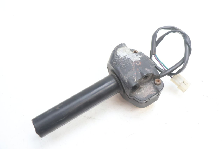 photo de INTERRUPTOR DERECHO PEUGEOT TREKKER 50 (1995 - 2004) - Primer plano técnico
