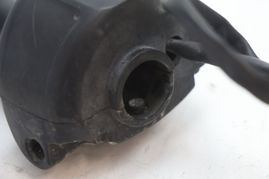 photo de INTERRUPTOR DERECHO PEUGEOT TREKKER 50 (1995 - 2004) - Detalles de los puntos de fijación