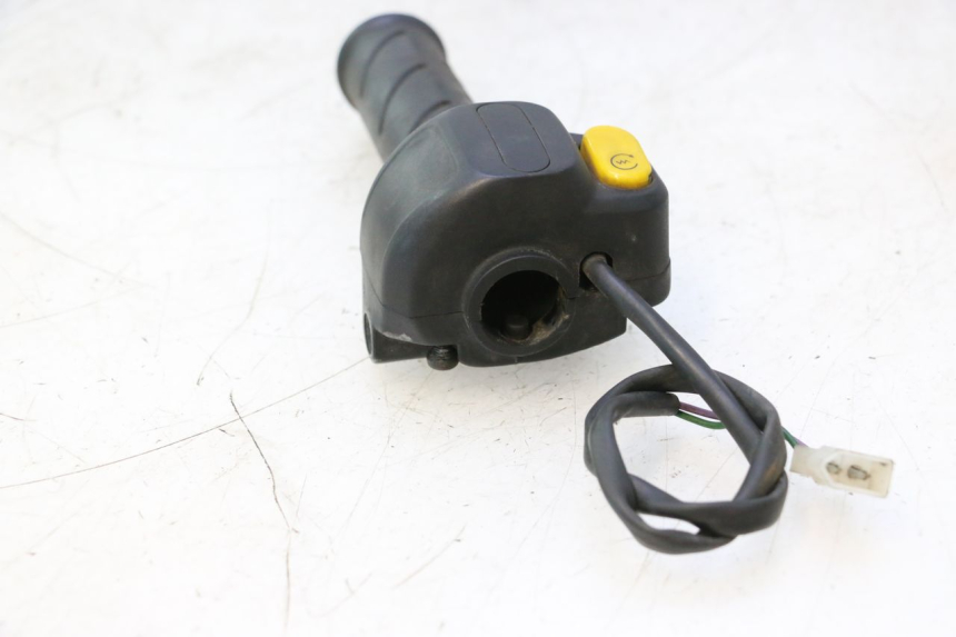 photo de INTERRUPTOR DERECHO PEUGEOT TREKKER 50 (1995 - 2004) - Otra perspectiva