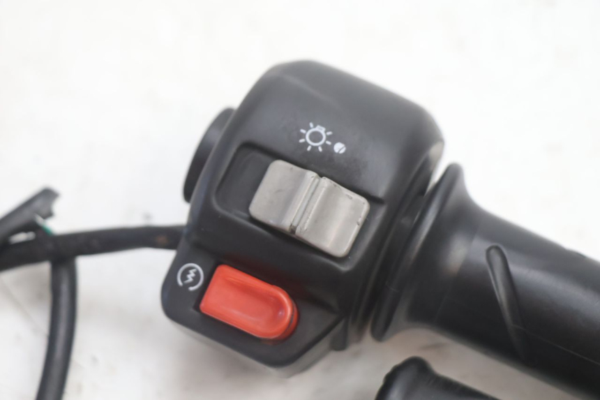 photo de INTERRUPTOR DERECHO PEUGEOT TREKKER 50 (1995 - 2004) - Detalle de la pieza