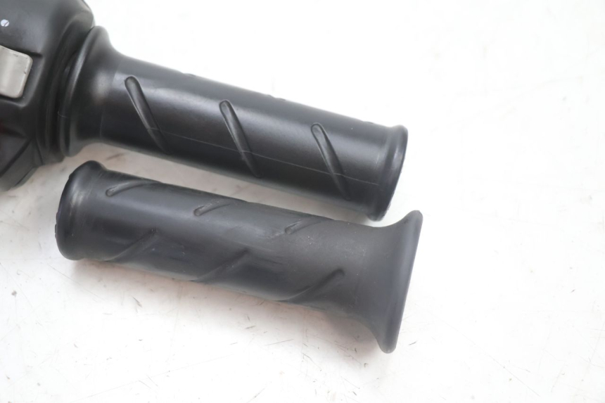 photo de INTERRUPTOR DERECHO PEUGEOT TREKKER 50 (1995 - 2004) - Zoom estado de uso
