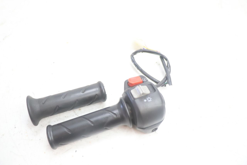 photo de INTERRUPTOR DERECHO PEUGEOT TREKKER 50 (1995 - 2004) - Otra perspectiva