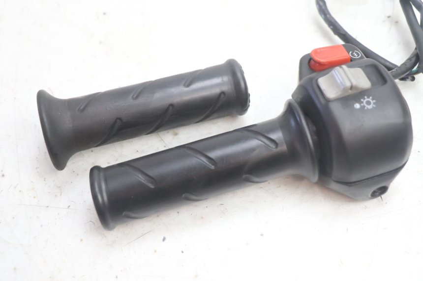photo de INTERRUPTOR DERECHO PEUGEOT TREKKER 50 (1995 - 2004) - Primer plano técnico