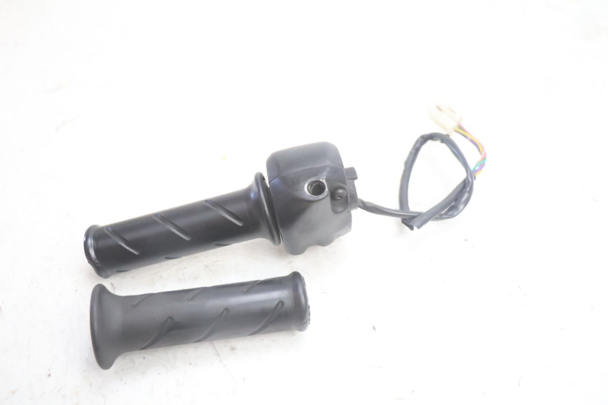 photo de INTERRUPTOR DERECHO PEUGEOT TREKKER 50 (1995 - 2004) - Vista general del producto
