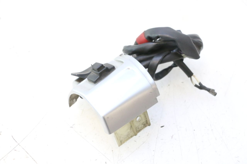 photo de INTERRUPTOR DERECHO PIAGGIO VESPA PRIMAVERA 2T 50 (2013 - 2018) - Detalle de la pieza