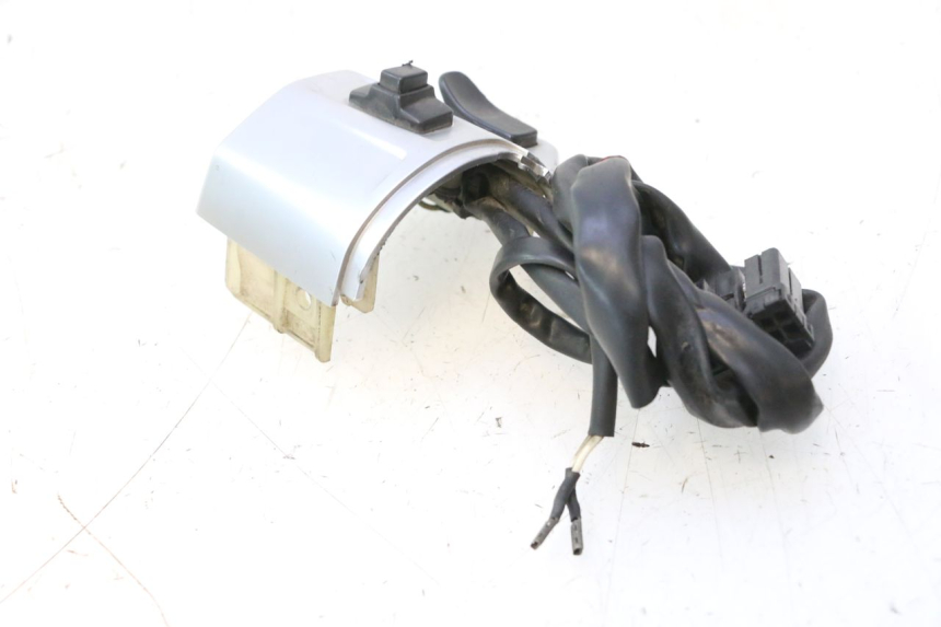 photo de INTERRUPTOR DERECHO PIAGGIO VESPA PRIMAVERA 2T 50 (2013 - 2018) - Zoom estado de uso