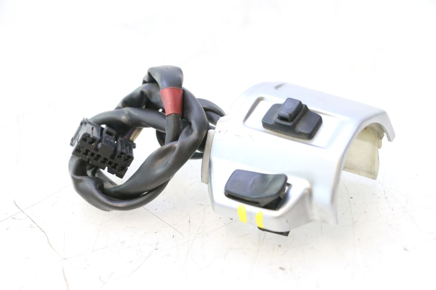 photo de INTERRUPTOR DERECHO PIAGGIO VESPA PRIMAVERA 2T 50 (2013 - 2018) - Primer plano técnico