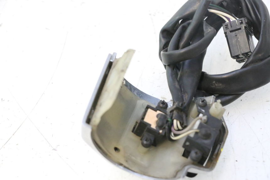 photo de INTERRUPTOR DERECHO PIAGGIO VESPA PRIMAVERA 2T 50 (2013 - 2018) - Estado de la superficie y material