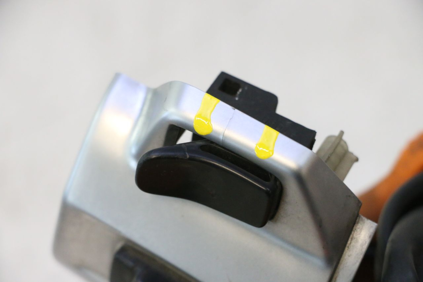 photo de INTERRUPTOR DERECHO PIAGGIO VESPA PRIMAVERA 2T 50 (2013 - 2018) - Recambio usado revisado