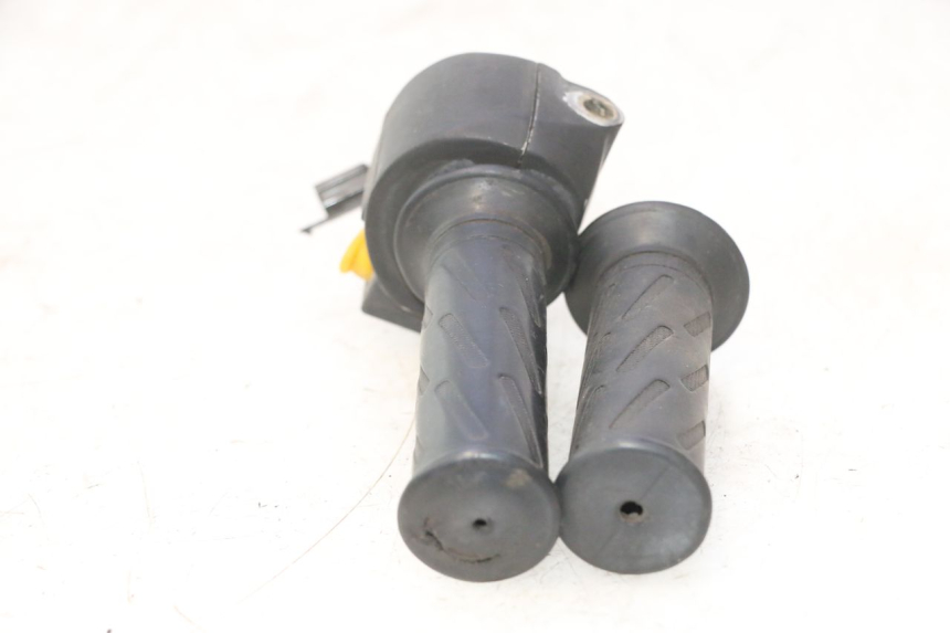 photo de INTERRUPTOR DERECHO PEUGEOT VIVACITY NEW 2T 50 (2008 - 2017) - Estado de la superficie y material