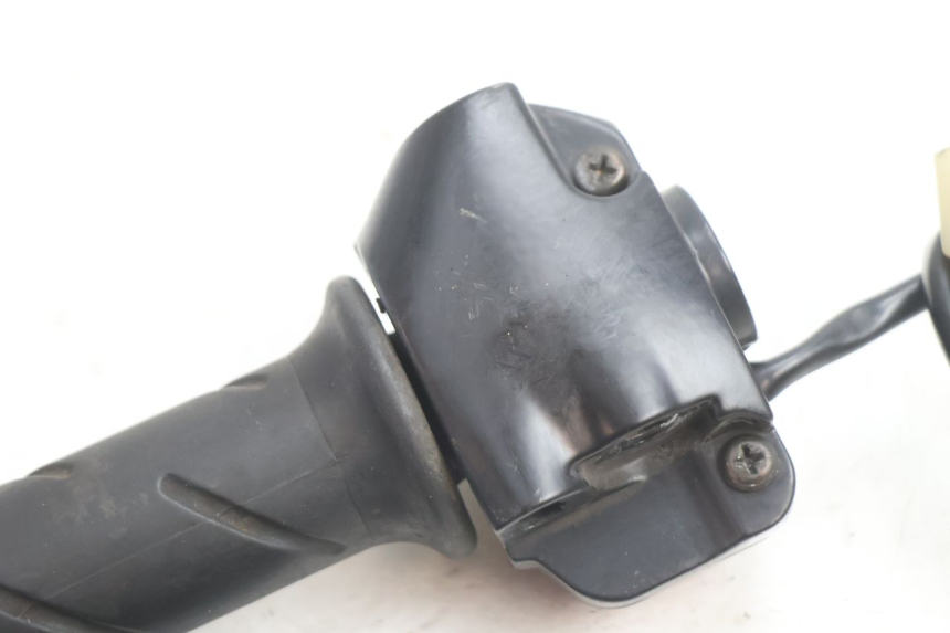 photo de INTERRUPTOR DERECHO PEUGEOT VIVACITY 50 (2004 - 2009) - Primer plano técnico
