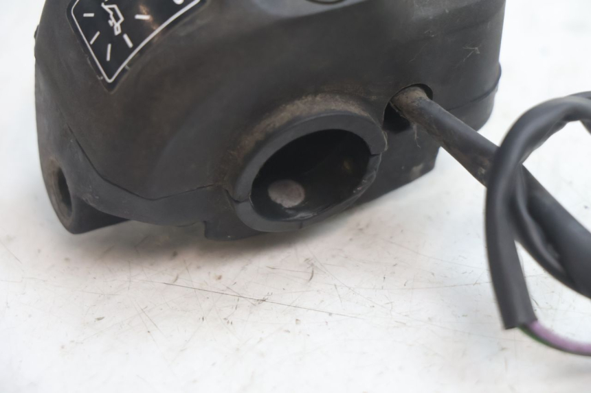 photo de INTERRUPTOR DERECHO PEUGEOT VIVACITY 50 (2004 - 2009) - Primer plano técnico