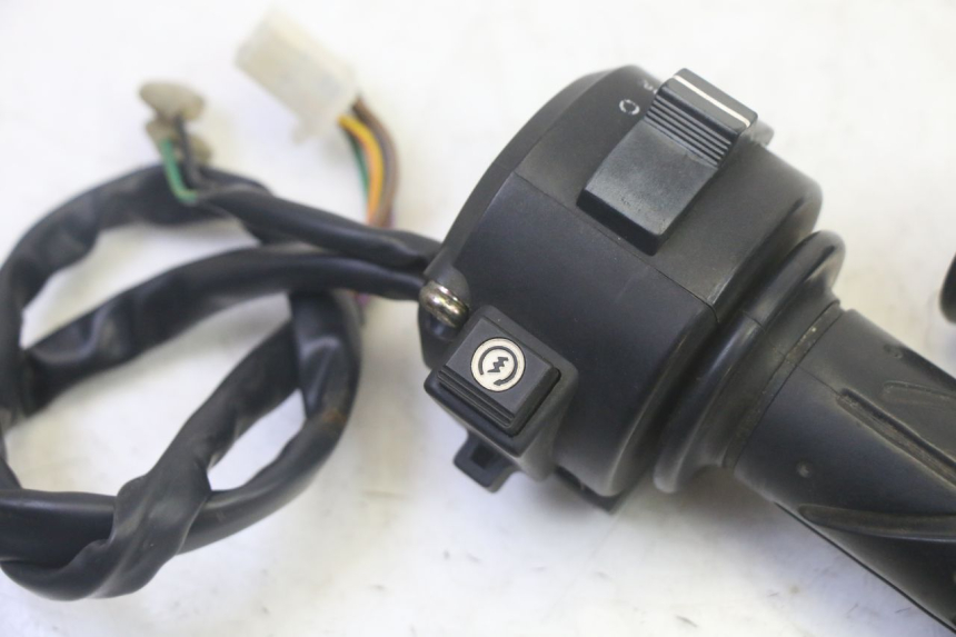 photo de INTERRUPTOR DERECHO DAELIM VJ ROADWIN FI 125 (2008 - 2017) - Zoom estado de uso