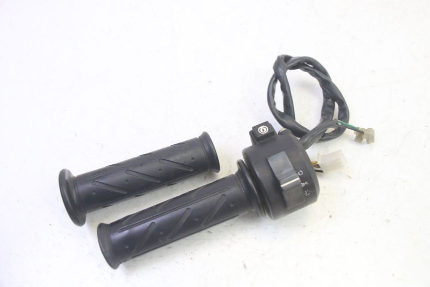 photo de INTERRUPTOR DERECHO DAELIM VJ ROADWIN FI 125 (2008 - 2017) - Primer plano técnico