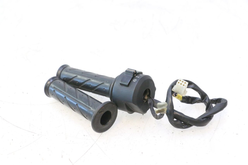 photo de CONMUTADOR DERECHA DAELIM VJ ROADWIN 125 (2004 - 2007) - Otra perspectiva