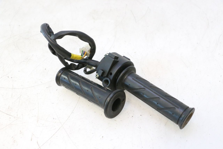 photo de CONMUTADOR DERECHA DAELIM VJ ROADWIN 125 (2004 - 2007) - Estado de la superficie y material