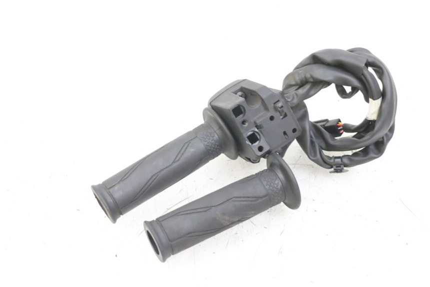 photo de INTERRUPTOR DERECHO YAMAHA XMAX X-MAX ABS 125 (2017 - 2020) - Otra perspectiva