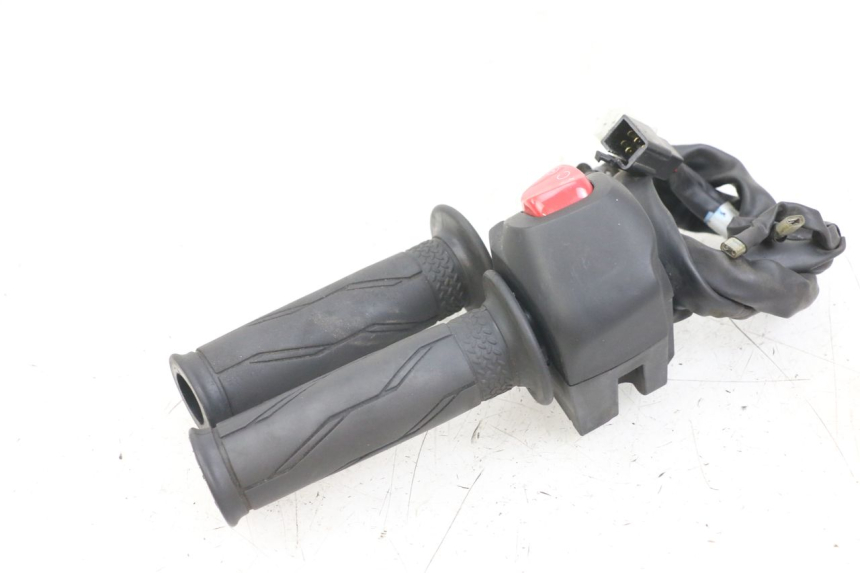 photo de INTERRUPTOR DERECHO YAMAHA XMAX X-MAX ABS 125 (2017 - 2020) - Primer plano técnico