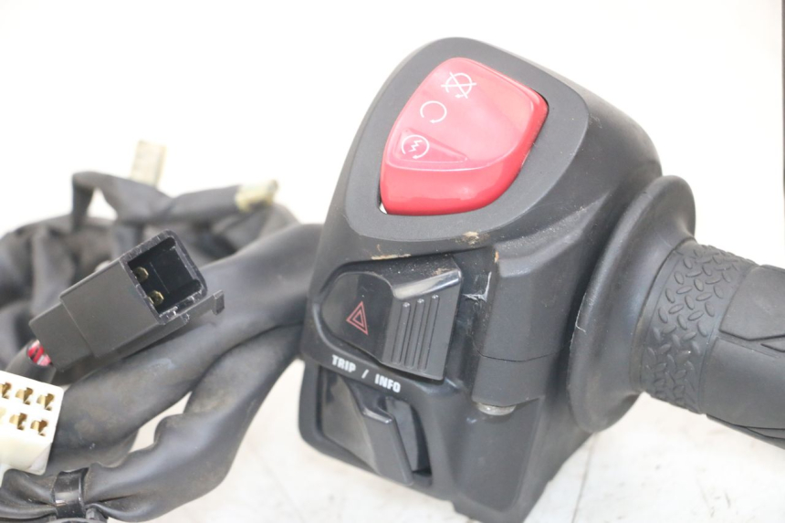 photo de INTERRUPTOR DERECHO YAMAHA XMAX X-MAX ABS 125 (2017 - 2020) - Detalles de los puntos de fijación