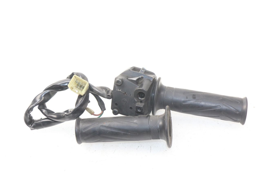 photo de INTERRUPTOR DERECHO YAMAHA X-MAX XMAX 125 (2010 - 2013) - Otra perspectiva