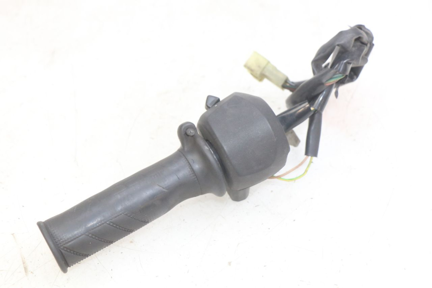 photo de INTERRUPTOR DERECHO YAMAHA X-MAX XMAX 125 (2010 - 2013) - Primer plano técnico