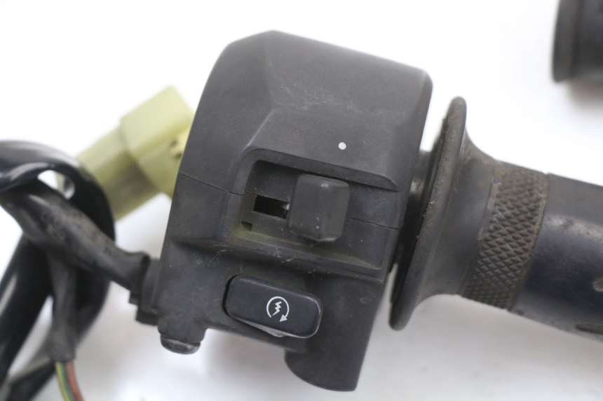 photo de INTERRUPTOR DERECHO YAMAHA X-MAX XMAX 125 (2010 - 2013) - Detalle de la pieza