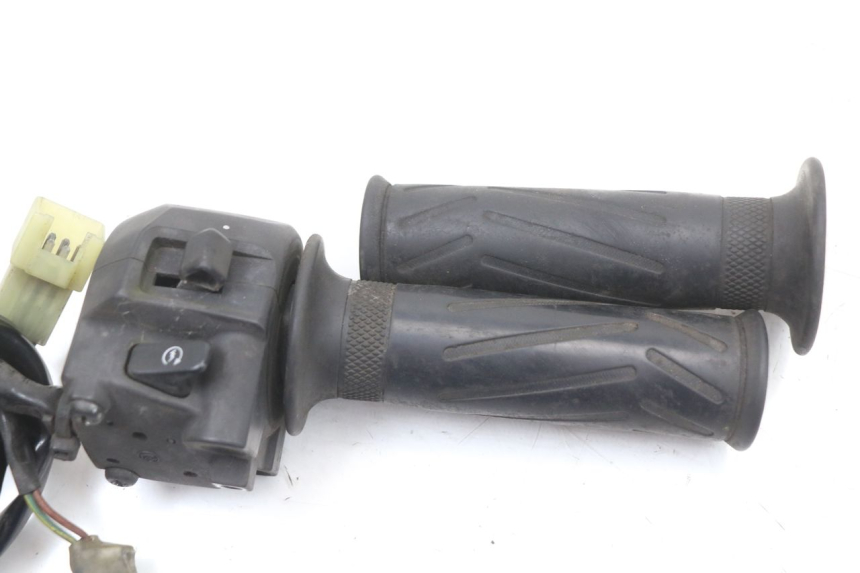 photo de INTERRUPTOR DERECHO YAMAHA X-MAX XMAX 125 (2010 - 2013) - Otra perspectiva