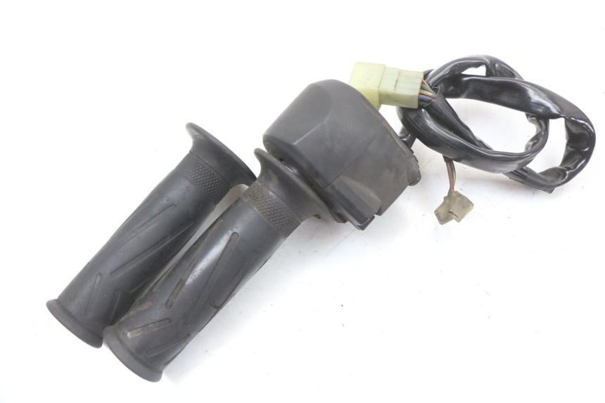 photo de INTERRUPTOR DERECHO YAMAHA X-MAX XMAX 125 (2010 - 2013) - Primer plano técnico